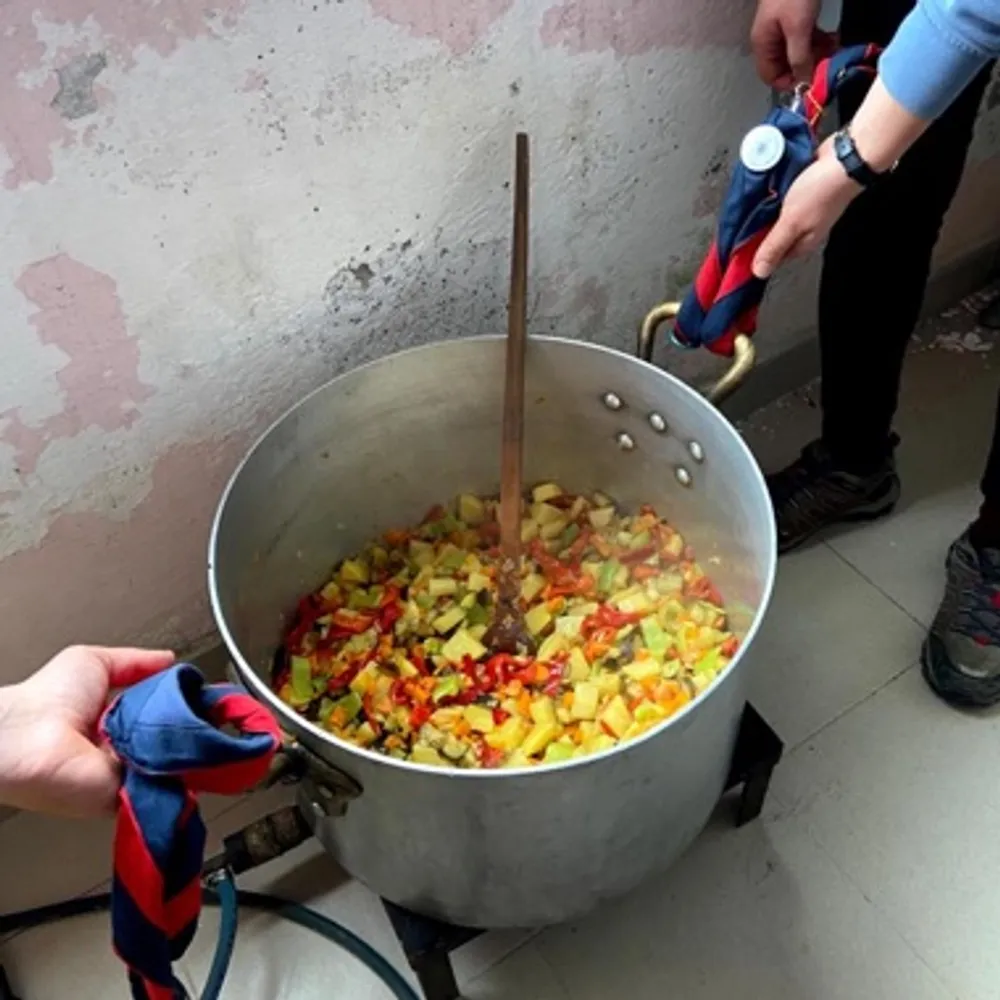 Distributing food supplies, Thumane