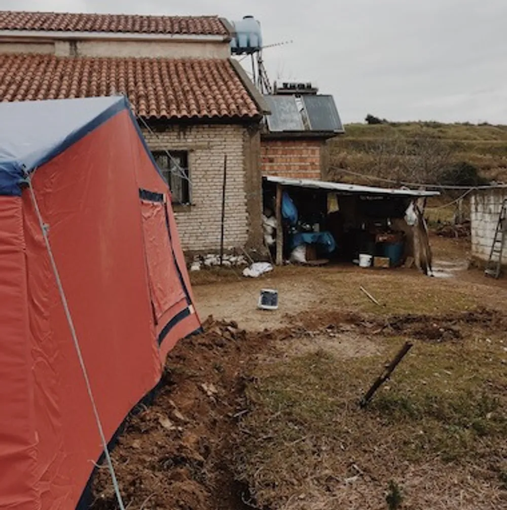 Building tents, Thumane