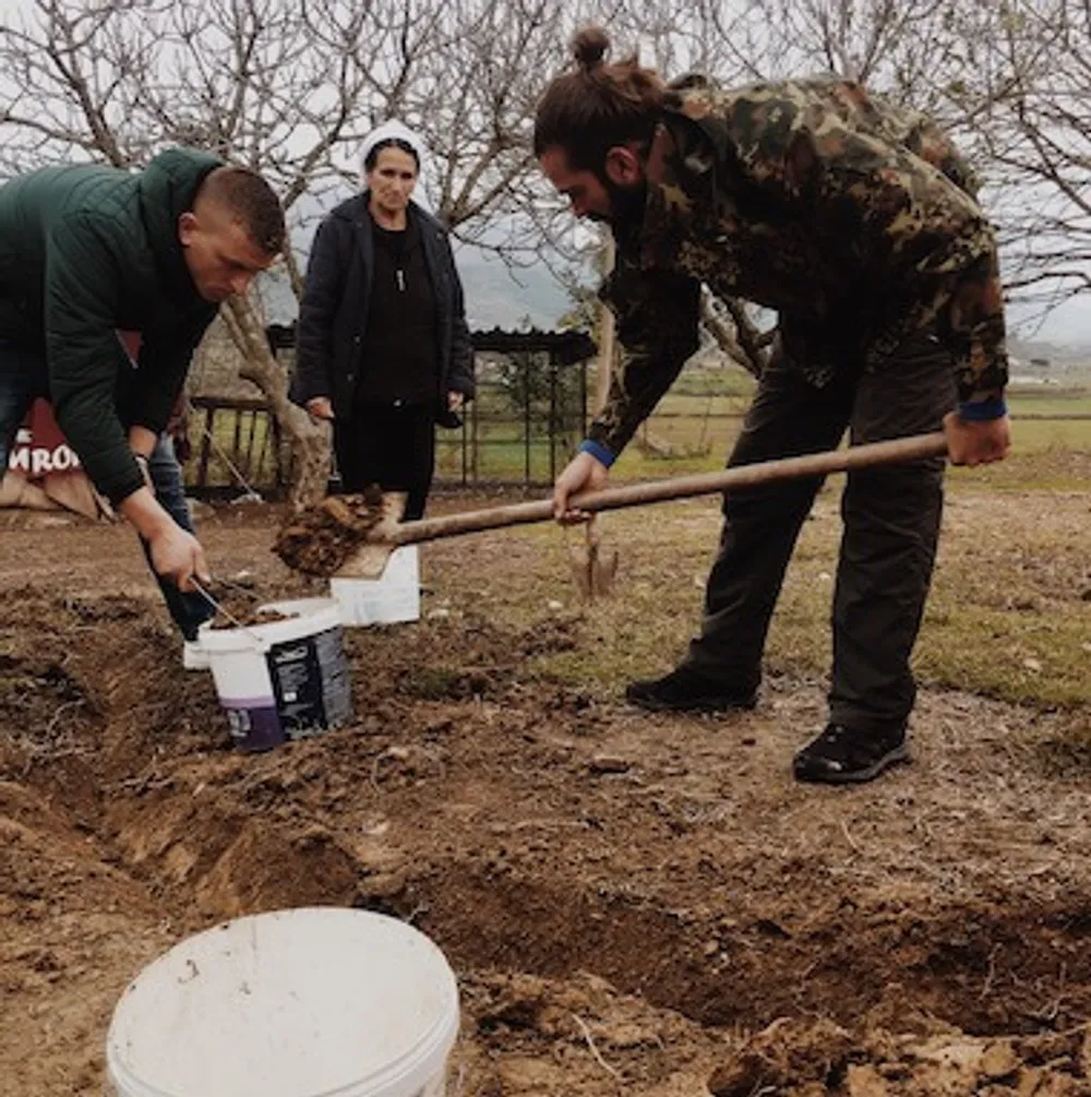 Building tents, Thumane